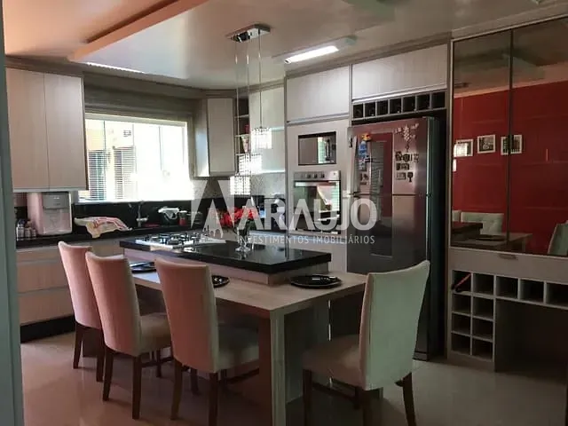 Casa com 200m² 2 quartos e 2 banheiros, à venda, no bairro Espinheiros em Itajaí