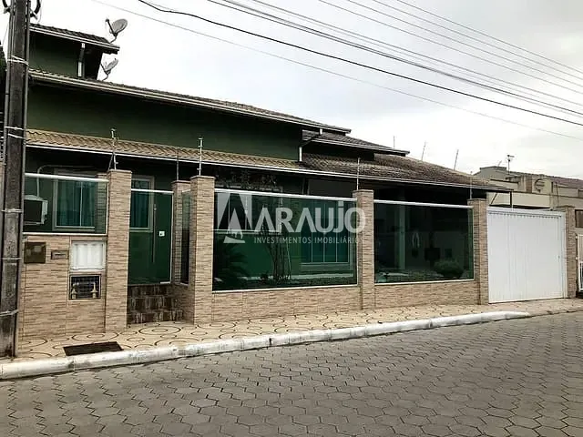 Casa com 200m² 2 quartos e 2 banheiros, à venda, no bairro Espinheiros em Itajaí
