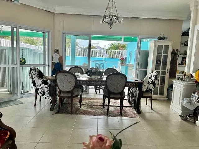 Casa 3 quartos e 4 banheiros, à venda, no bairro Jurerê Internacional em Florianópolis