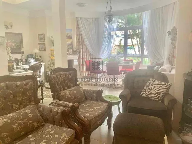 Casa 3 quartos e 4 banheiros, à venda, no bairro Jurerê Internacional em Florianópolis