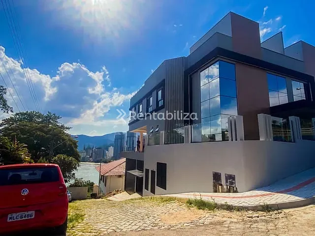 Casa com 440m² 4 quartos e 5 banheiros, à venda, no bairro Canto da Praia em Itapema