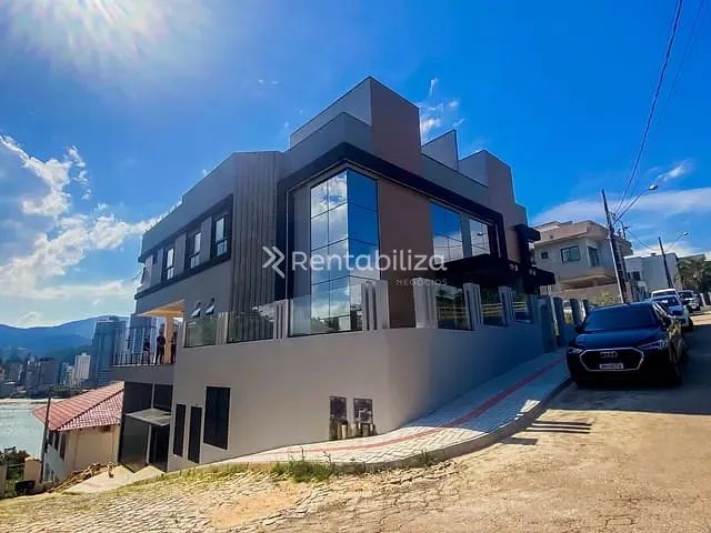 Casa com 440m² 4 quartos e 5 banheiros, à venda, no bairro Canto da Praia em Itapema