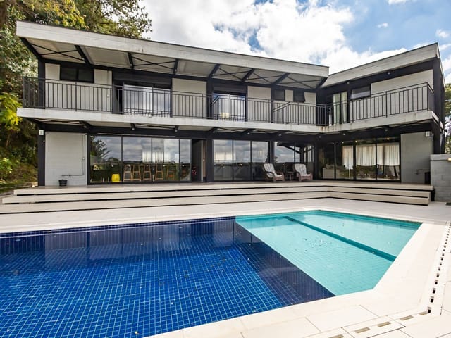 Casa com 707m² 4 quartos e 6 banheiros, à venda, no bairro Campo Comprido em Curitiba