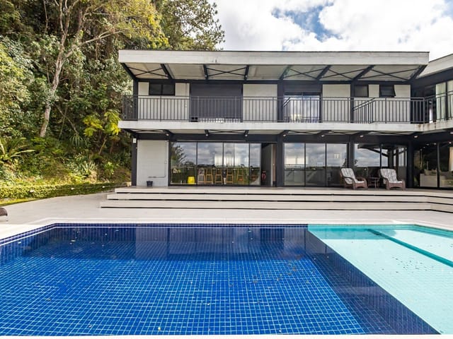 Casa com 707m² 4 quartos e 6 banheiros, à venda, no bairro Campo Comprido em Curitiba