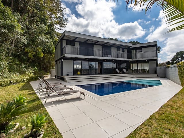 Casa com 707m² 4 quartos e 6 banheiros, à venda, no bairro Campo Comprido em Curitiba