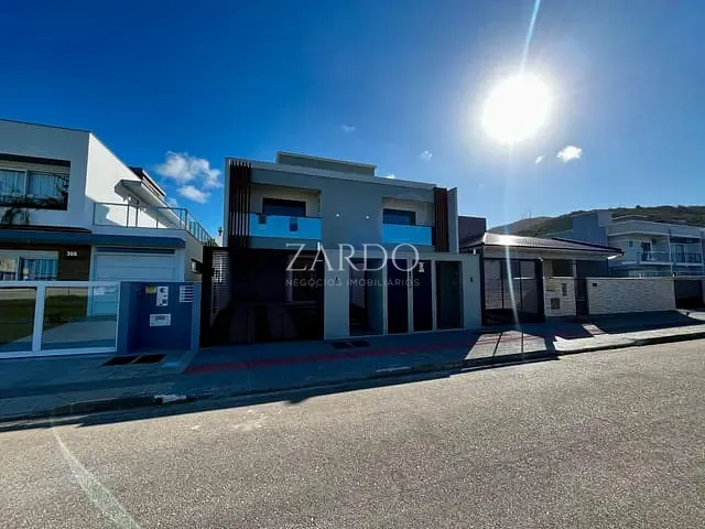Casa 3 quartos e 4 banheiros, à venda, no bairro Palmas em Governador Celso Ramos