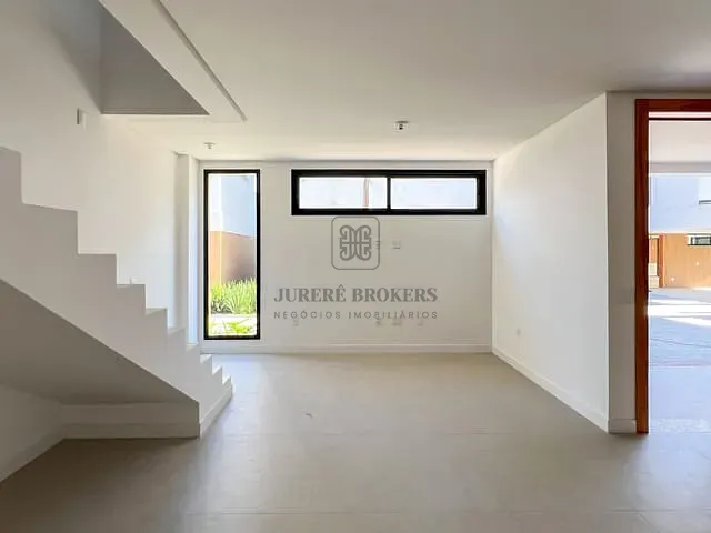 Casa 3 quartos e 4 banheiros, à venda, no bairro Cacupé em Florianópolis
