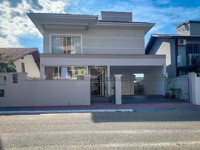 Casa com 360m² 3 quartos e 3 banheiros, à venda, no bairro Pedra Branca em Palhoça