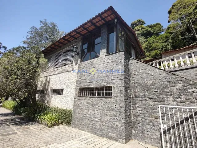 Casa 3 quartos e 5 banheiros, à venda, no bairro Quitandinha em Petrópolis
