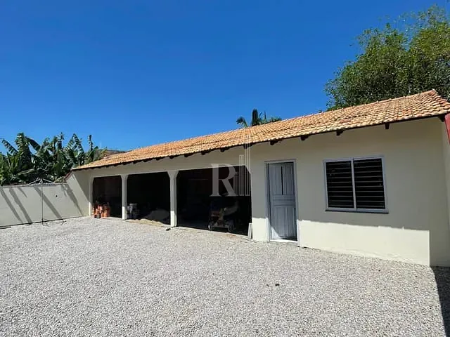 Casa com 600m² 3 quartos e 1 banheiro, à venda, no bairro Universitário  em Tijucas