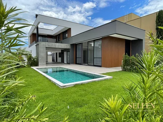 Casa 3 quartos e 5 banheiros, à venda, no bairro Santa Regina em Camboriú