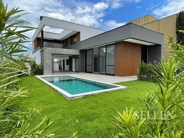 Casa 3 quartos e 5 banheiros, à venda, no bairro Santa Regina em Camboriú
