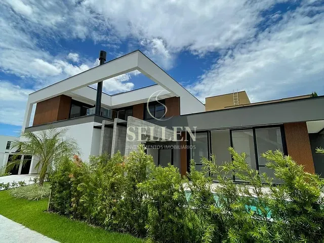 Casa 3 quartos e 5 banheiros, à venda, no bairro Santa Regina em Camboriú