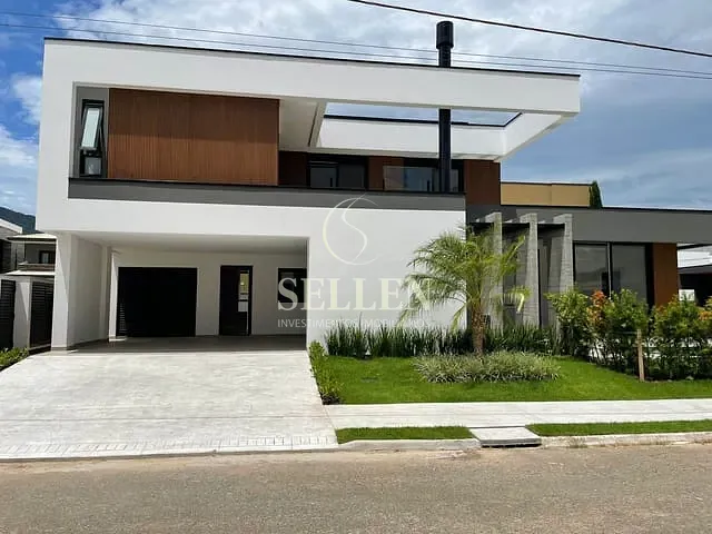 Casa 3 quartos e 5 banheiros, à venda, no bairro Santa Regina em Camboriú