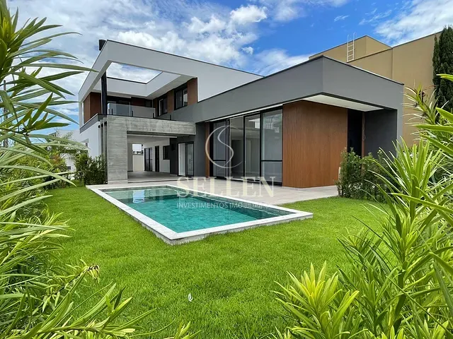 Casa 3 quartos e 5 banheiros, à venda, no bairro Santa Regina em Camboriú