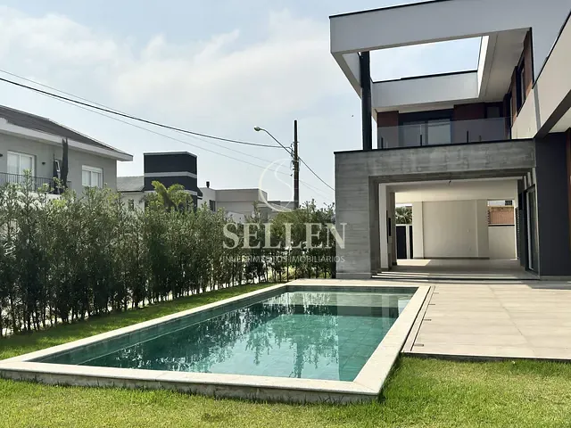 Casa 3 quartos e 5 banheiros, à venda, no bairro Santa Regina em Camboriú