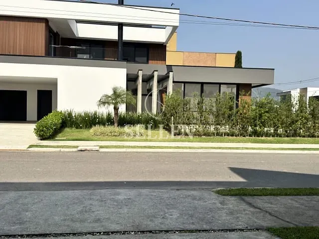 Casa 3 quartos e 5 banheiros, à venda, no bairro Santa Regina em Camboriú