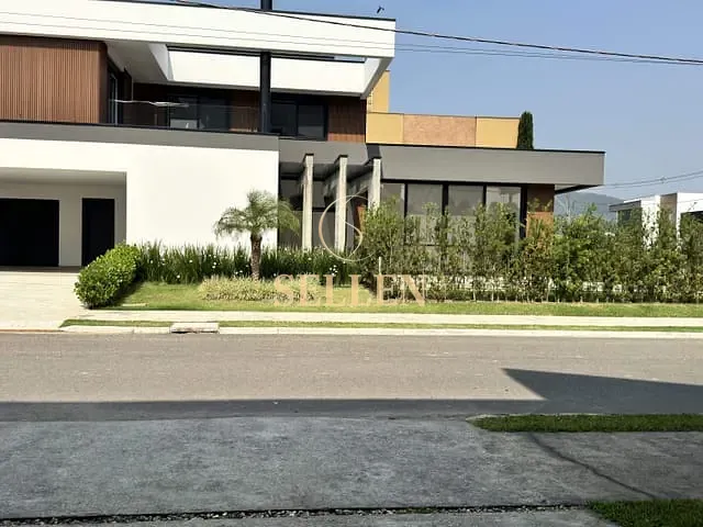 Casa 3 quartos e 5 banheiros, à venda, no bairro Santa Regina em Camboriú