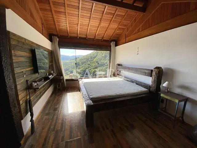Casa com 300m² 3 quartos e 2 banheiros, à venda, no bairro Retiro em Juiz de Fora