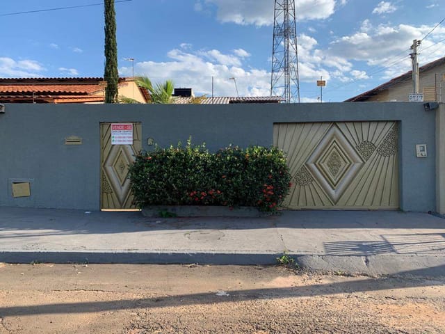 Casa com 300m² 2 quartos e 2 banheiros, à venda, no bairro Jardim Clarissa em Goiânia