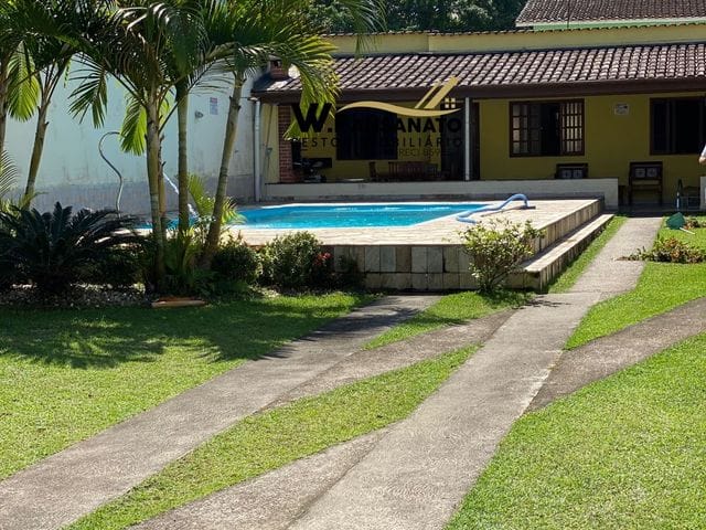 Casa com 400m² 3 quartos e 2 banheiros, à venda, no bairro Martim de Sá em Caraguatatuba