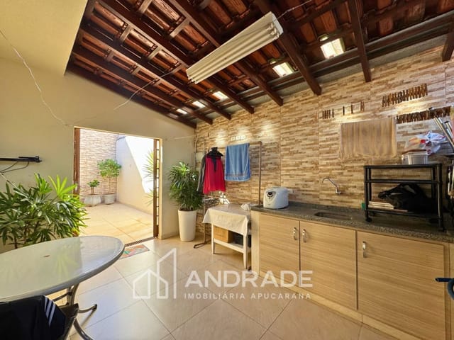 Casa com 209m² 3 quartos e 1 banheiro, à venda, no bairro Jardim Albino Biachi em Apucarana