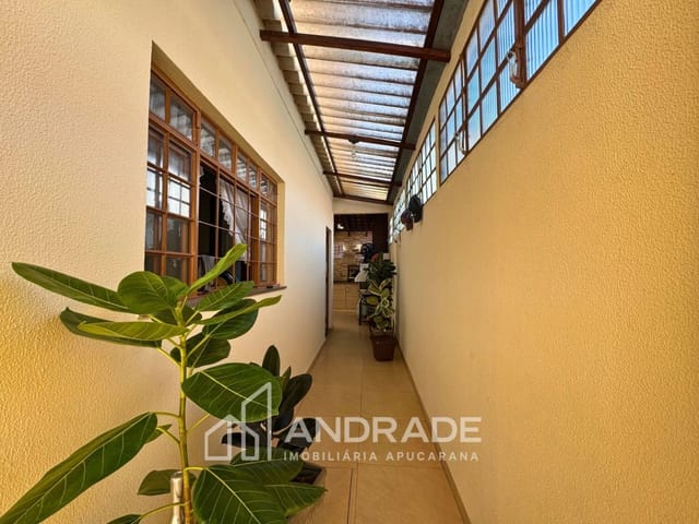 Casa com 209m² 3 quartos e 1 banheiro, à venda, no bairro Jardim Albino Biachi em Apucarana