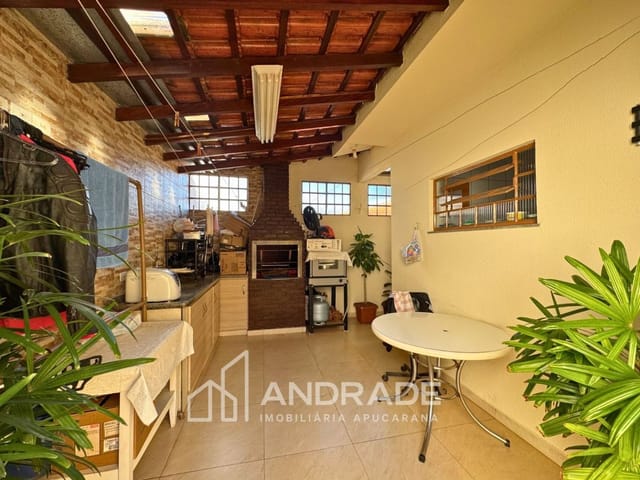 Casa com 209m² 3 quartos e 1 banheiro, à venda, no bairro Jardim Albino Biachi em Apucarana