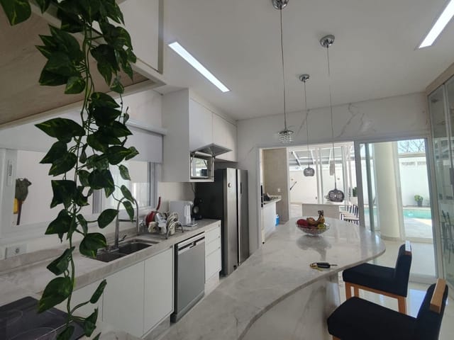 Casa com 450m² 3 quartos e 6 banheiros, à venda ou para alugar, no bairro Colinas do Paratehy em São José dos Campos