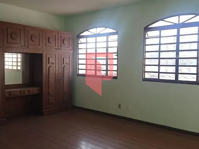 Casa com 341m² 6 quartos e 3 banheiros, à venda, no bairro Carlos Prates em Belo Horizonte