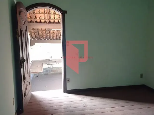 Casa com 341m² 6 quartos e 3 banheiros, à venda, no bairro Carlos Prates em Belo Horizonte