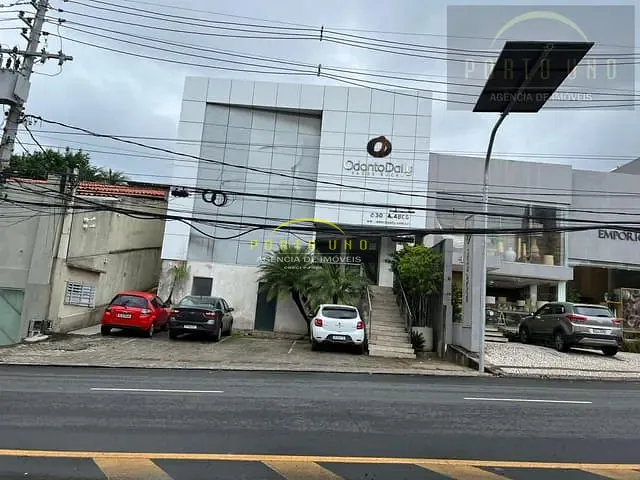 Casa com 390m², para alugar, no bairro Caminho das Árvores em Salvador