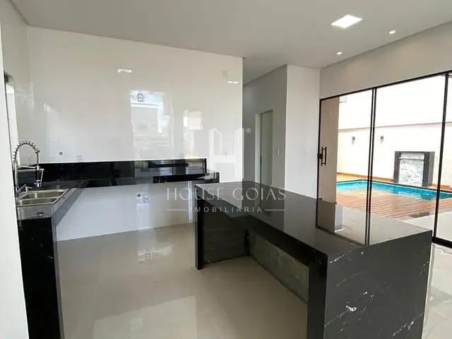 Casa com 300m² 3 quartos e 4 banheiros, à venda, no bairro Jardins Bolonha em Senador Canedo