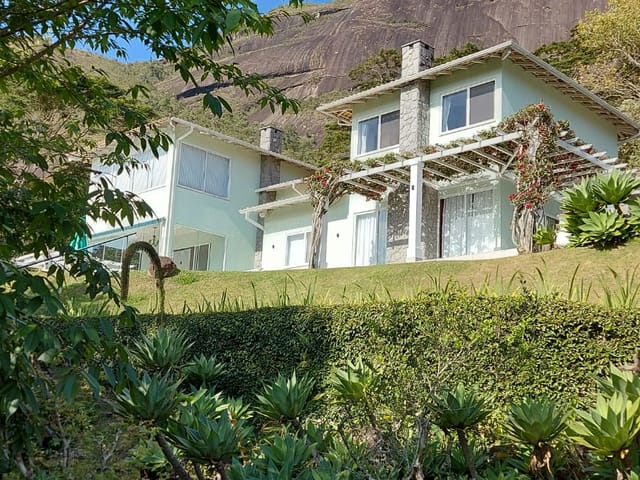 Casa 3 quartos e 4 banheiros, à venda, no bairro Samambaia em Petrópolis