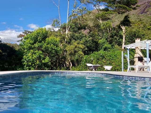 Casa 3 quartos e 4 banheiros, à venda, no bairro Samambaia em Petrópolis