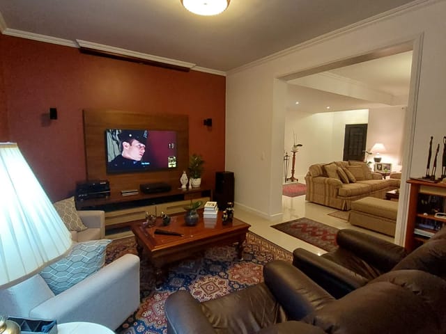 Casa 3 quartos e 4 banheiros, à venda, no bairro Samambaia em Petrópolis