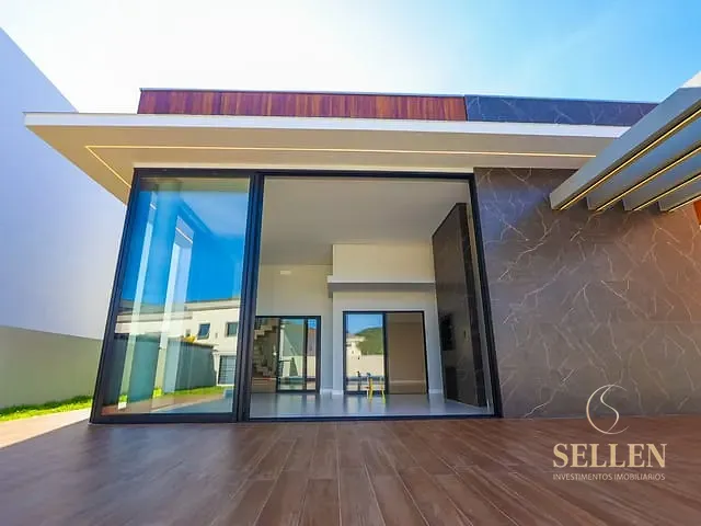 Casa 3 quartos e 4 banheiros, à venda, no bairro Santa Regina em Camboriú