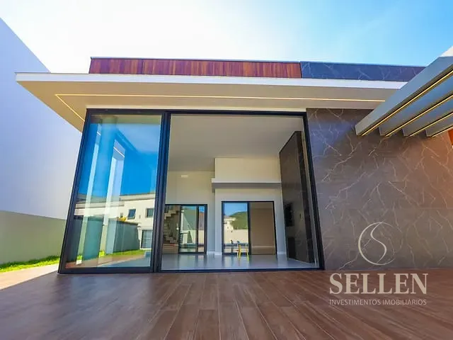 Casa 3 quartos e 4 banheiros, à venda, no bairro Santa Regina em Camboriú