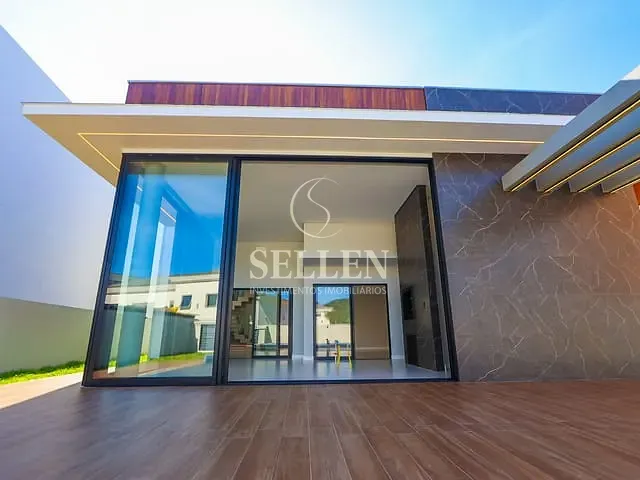 Casa 3 quartos e 4 banheiros, à venda, no bairro Santa Regina em Camboriú