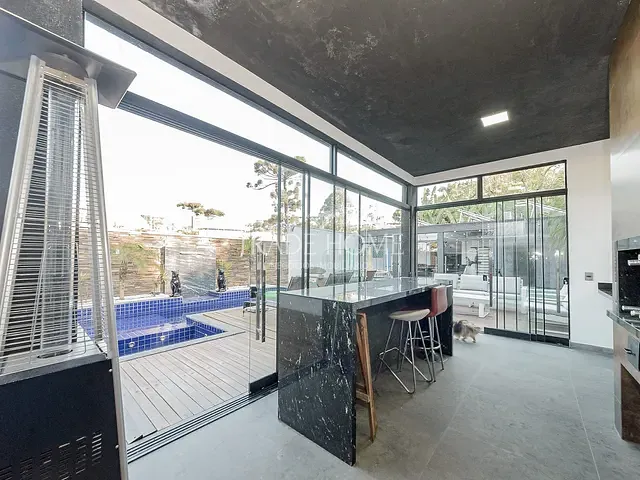 Casa com 564m² 4 quartos e 5 banheiros, à venda, no bairro Santo Inácio em Curitiba