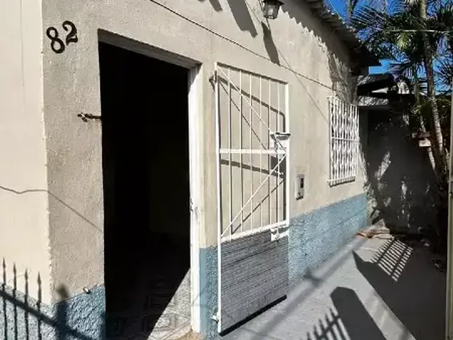Casa 2 quartos e 1 banheiro, à venda, no bairro Aeroporto em Corumbá