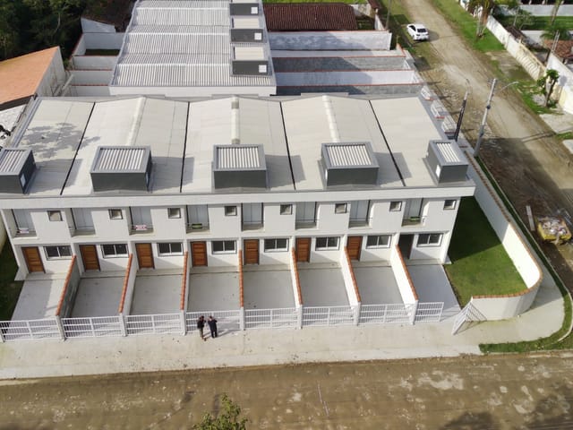 Foto do Casa - Casa Assobradada à venda, com 88m2 com duas suítes, uma vaga de garagem, a 600m da orla do Massaguaçu, em Caraguatatuba - SP | Innova Imobiliária