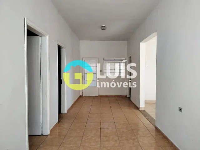 Casa 3 quartos e 1 banheiro, para alugar, no bairro Centro em Guaranésia