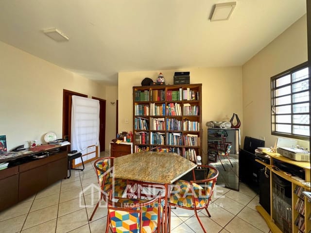 Casa com 483m² 4 quartos e 3 banheiros, à venda, no bairro Vila Santa Terezinha em Apucarana