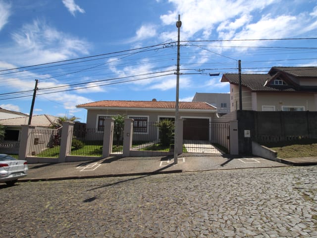 Casa com 675m² 3 quartos e 4 banheiros, à venda, no bairro Orfãs em Ponta Grossa