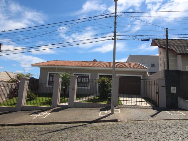 Casa com 675m² 3 quartos e 4 banheiros, à venda, no bairro Orfãs em Ponta Grossa