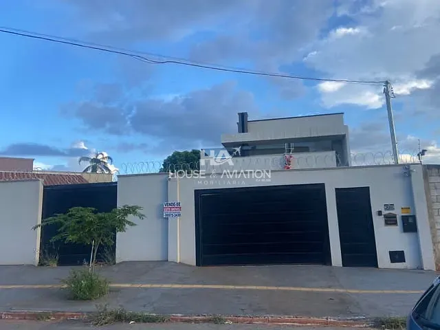 Casa com 604m² 4 quartos e 4 banheiros, à venda, no bairro Santa Genoveva em Goiânia