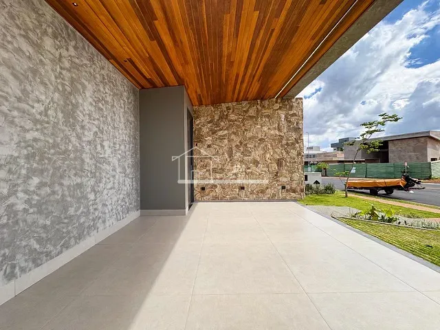 Casa com 480m² 4 quartos e 5 banheiros, à venda, no bairro Granja Marileusa em Uberlândia