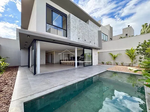 Casa com 480m² 4 quartos e 5 banheiros, à venda, no bairro Granja Marileusa em Uberlândia