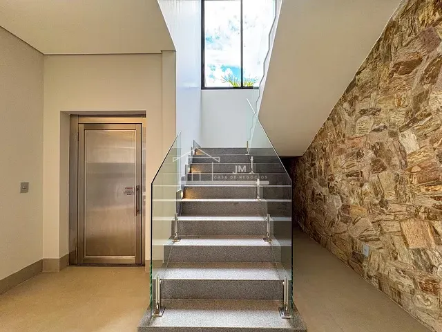 Casa com 480m² 4 quartos e 5 banheiros, à venda, no bairro Granja Marileusa em Uberlândia